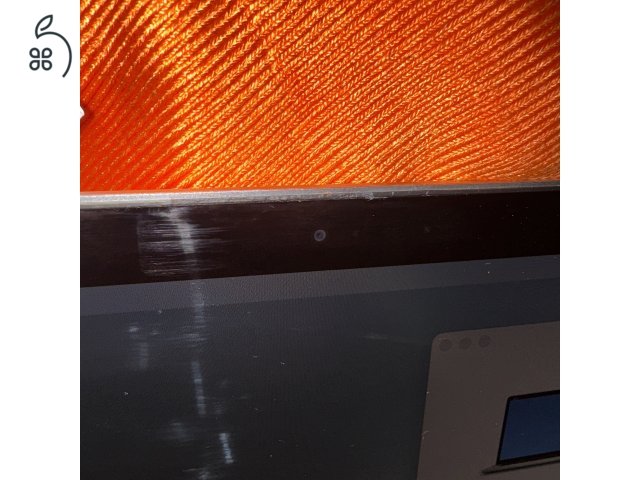 Eladó MacBook Pro 15,”4-inch töltővel, magyar billentyű (2017, Intel Core i7, 16GB RAM, 256GB SSD, Ezüst, Touch Bar + Touch ID)