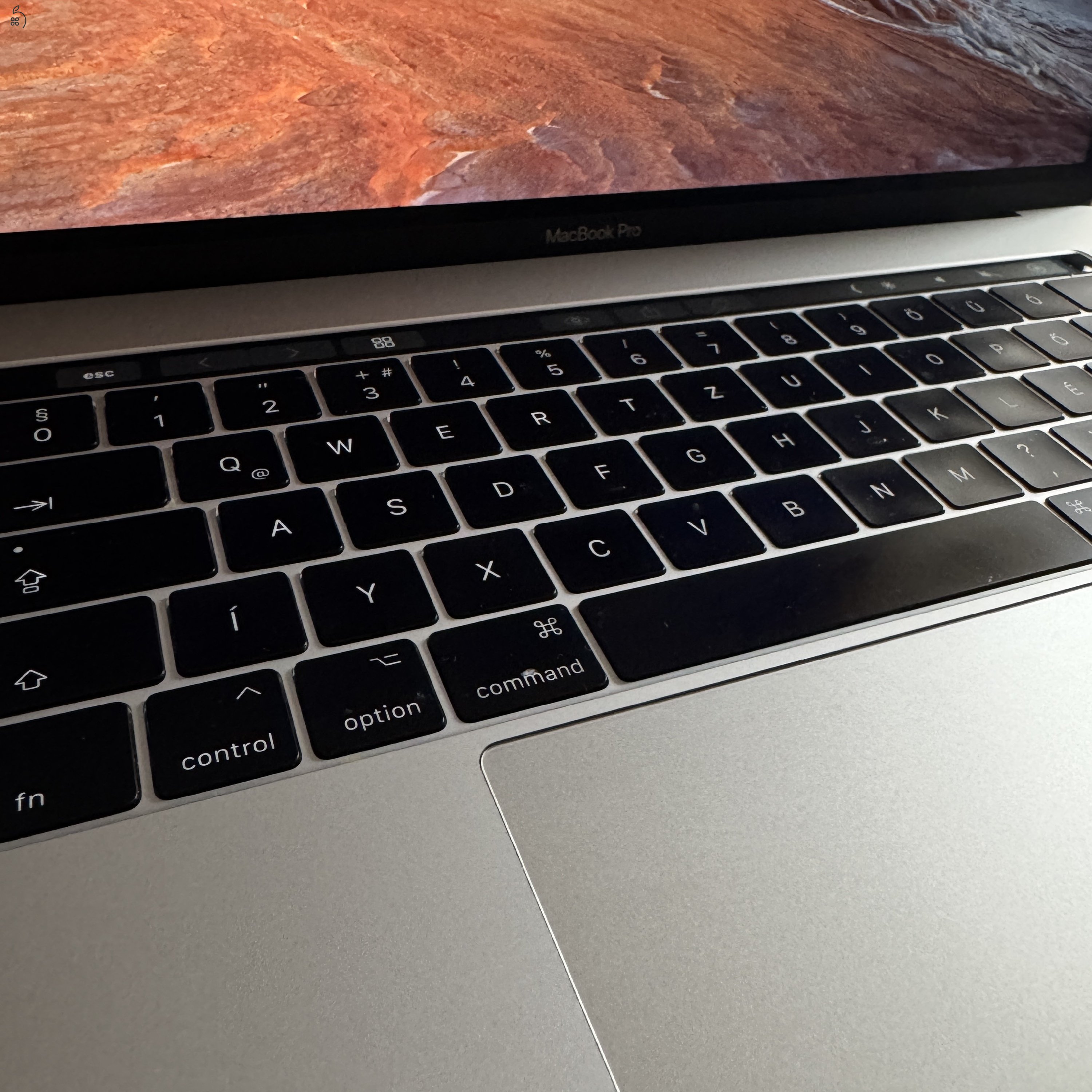Eladó MacBook Pro 15,”4-inch töltővel, magyar billentyű (2017, Intel Core i7, 16GB RAM, 256GB SSD, Ezüst, Touch Bar + Touch ID)