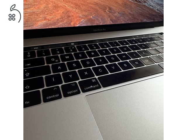 Eladó MacBook Pro 15,”4-inch töltővel, magyar billentyű (2017, Intel Core i7, 16GB RAM, 256GB SSD, Ezüst, Touch Bar + Touch ID)