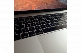 Eladó MacBook Pro 15,”4-inch töltővel, magyar billentyű (2017, Intel Core i7, 16GB RAM, 256GB SSD, Ezüst, Touch Bar + Touch ID)