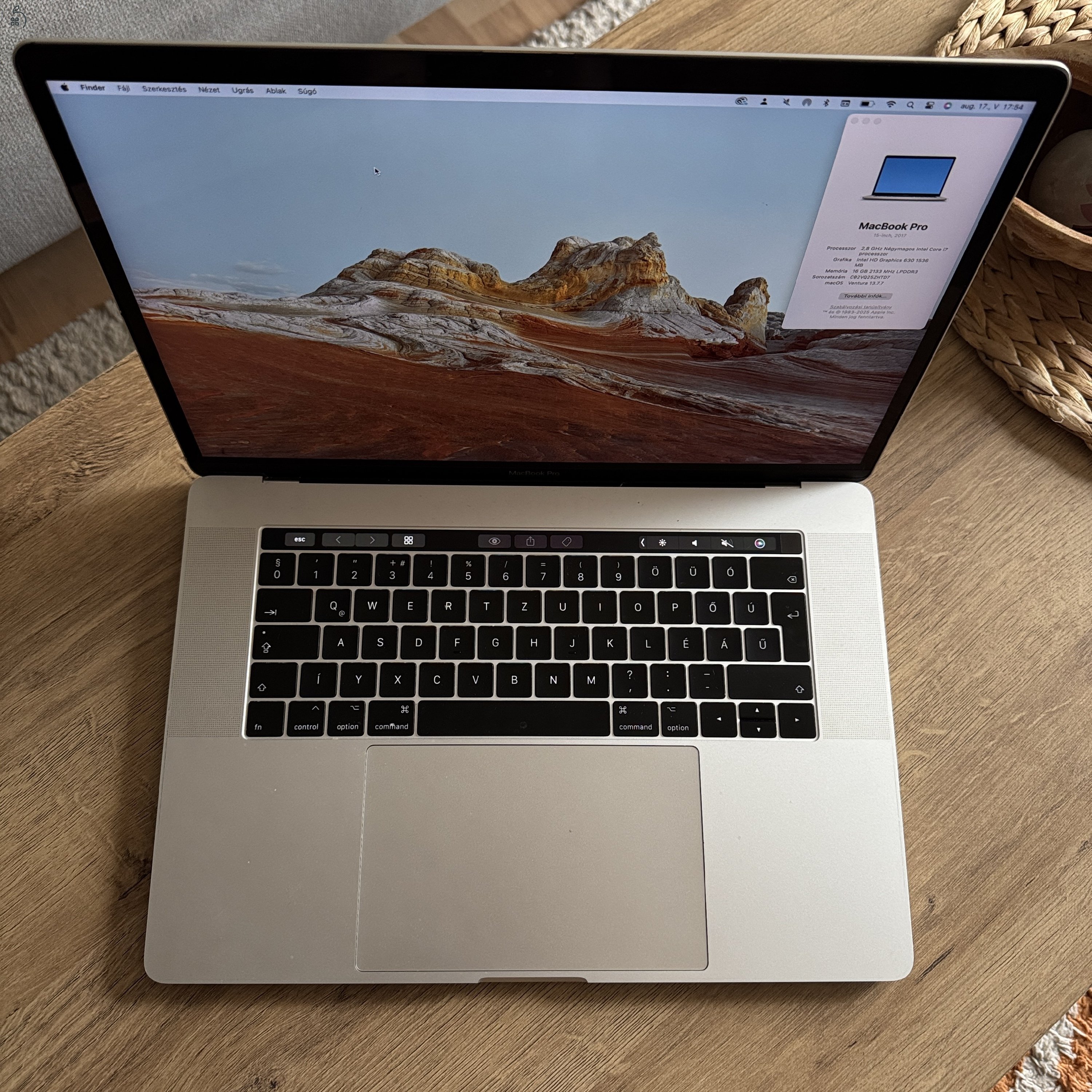 Eladó MacBook Pro 15,”4-inch töltővel, magyar billentyű (2017, Intel Core i7, 16GB RAM, 256GB SSD, Ezüst, Touch Bar + Touch ID)