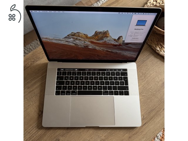Eladó MacBook Pro 15,”4-inch töltővel, magyar billentyű (2017, Intel Core i7, 16GB RAM, 256GB SSD, Ezüst, Touch Bar + Touch ID)