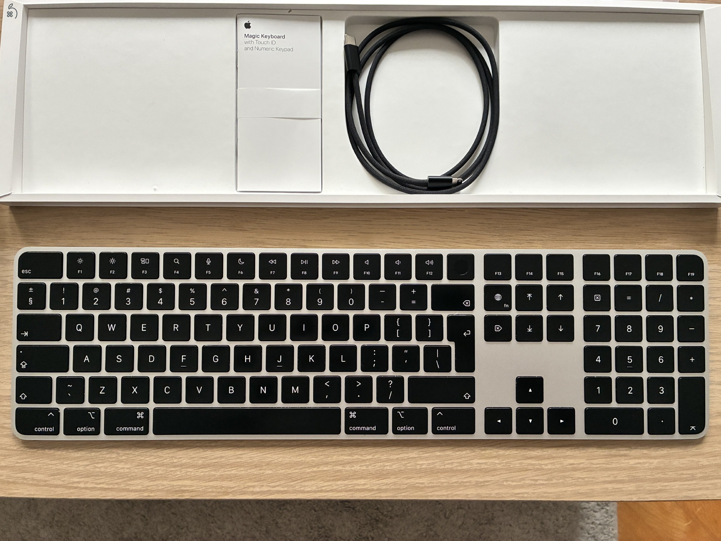 Apple Magic Keyboard Touch ID (fekete, számbillentyűzettel) + Magic Mouse 2 + ergonómikus egér ház