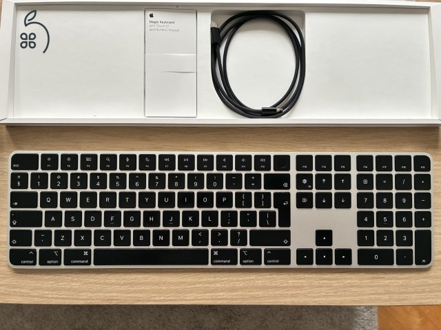 Apple Magic Keyboard Touch ID (fekete, számbillentyűzettel) + Magic Mouse 2 + ergonómikus egér ház