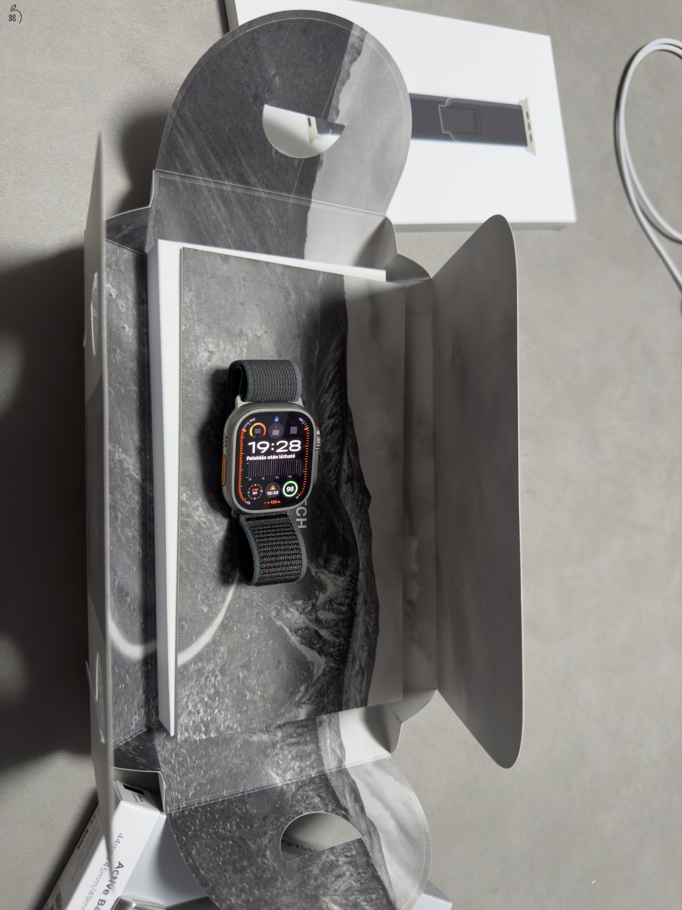 Apple Watch Ultra 2 GPS + Cellular, 49 mm-es titántok, kék-fekete Terep pánt – M/L + Ajándék Nomad szíj