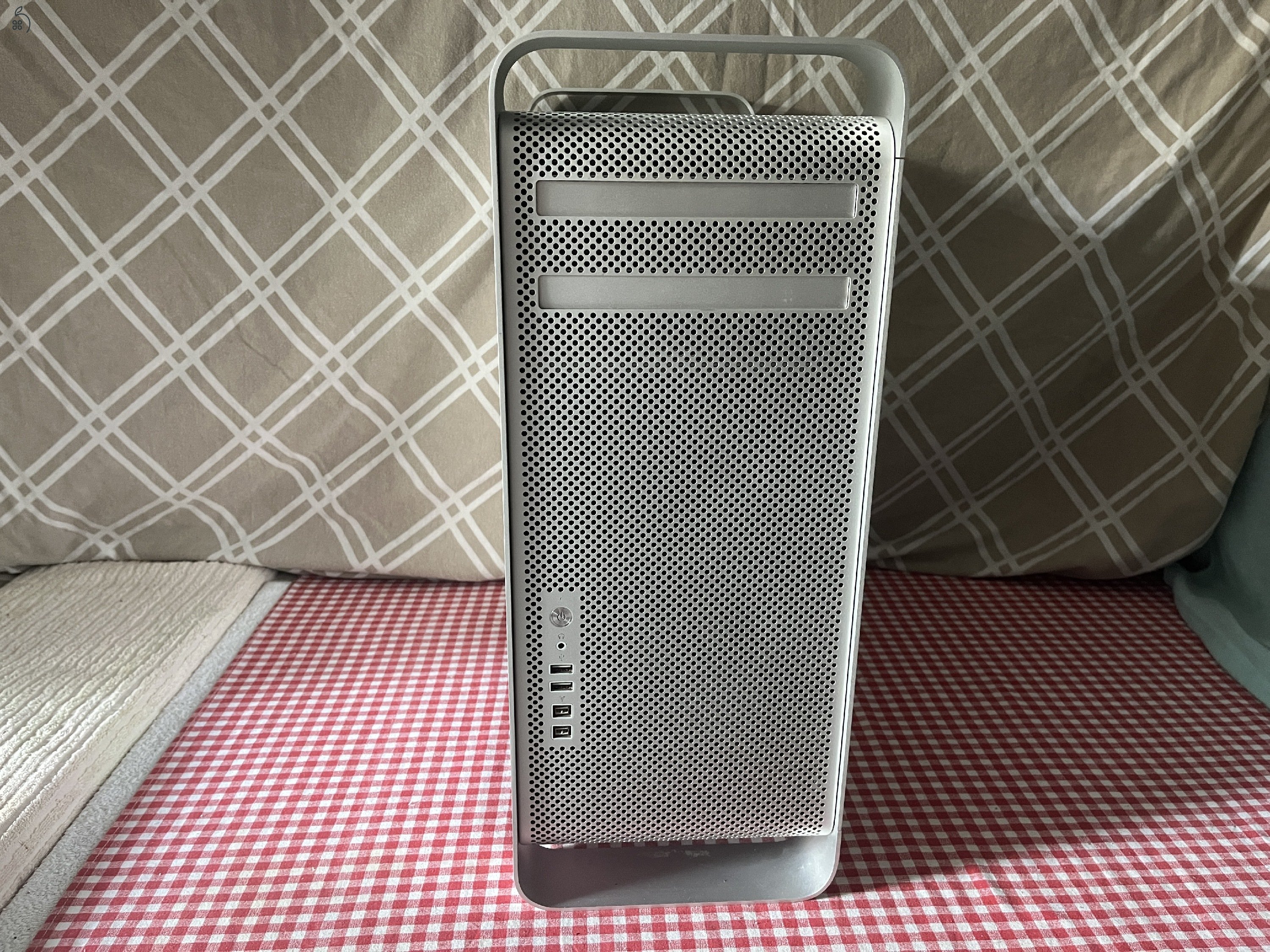 Mac Pro 5.1 / 2010 / 6 mag 3.46 GHz , 64 GB memória , 960 GB SSD , 2 GB GT 710 videokártya.