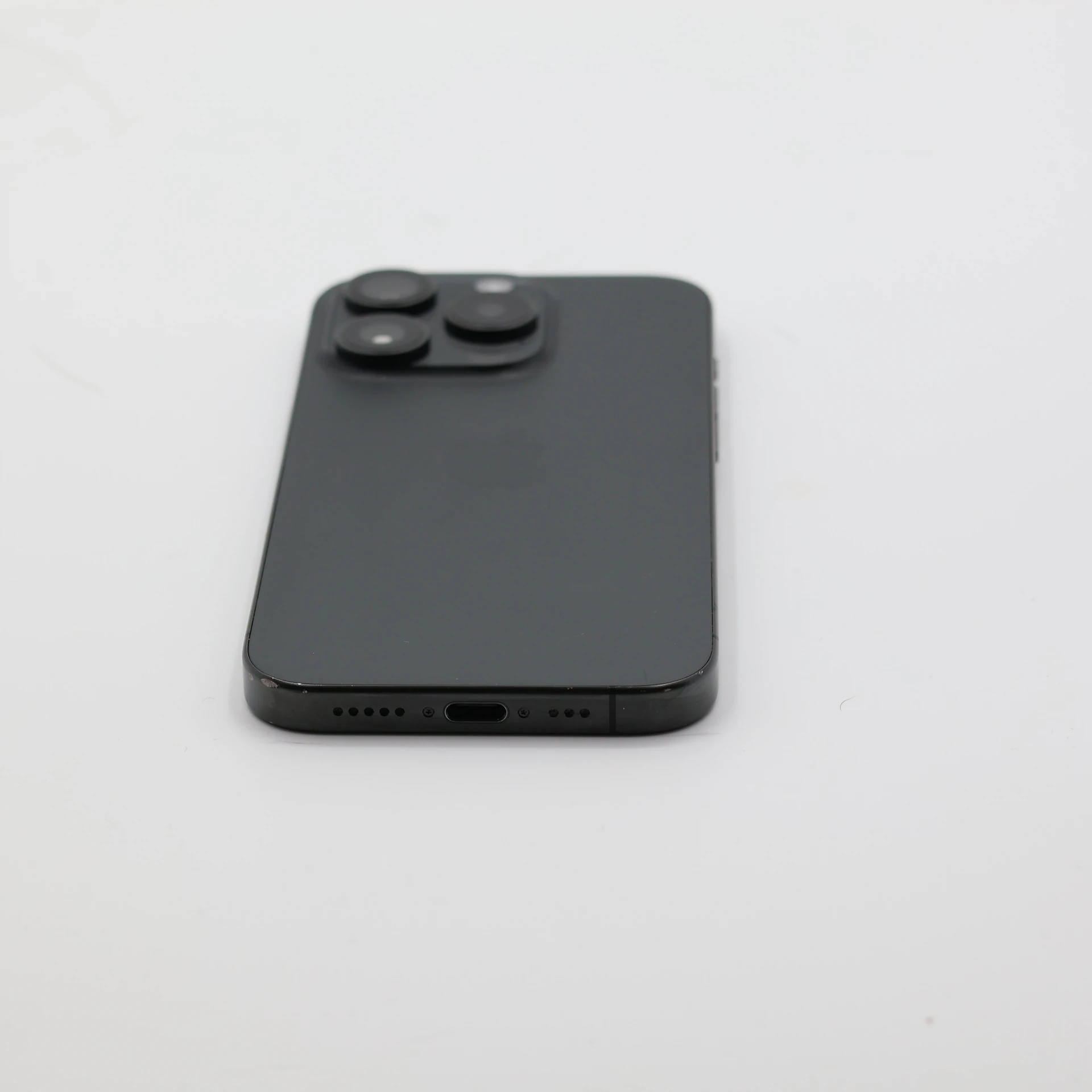 + Ajándékkal és 1 év garanciával! Felújított iPhone 15 Pro 128 GB Black Titanium