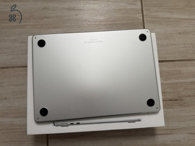 Macbook Air 13' M2 /8Gb ram/ 256Gb SSD