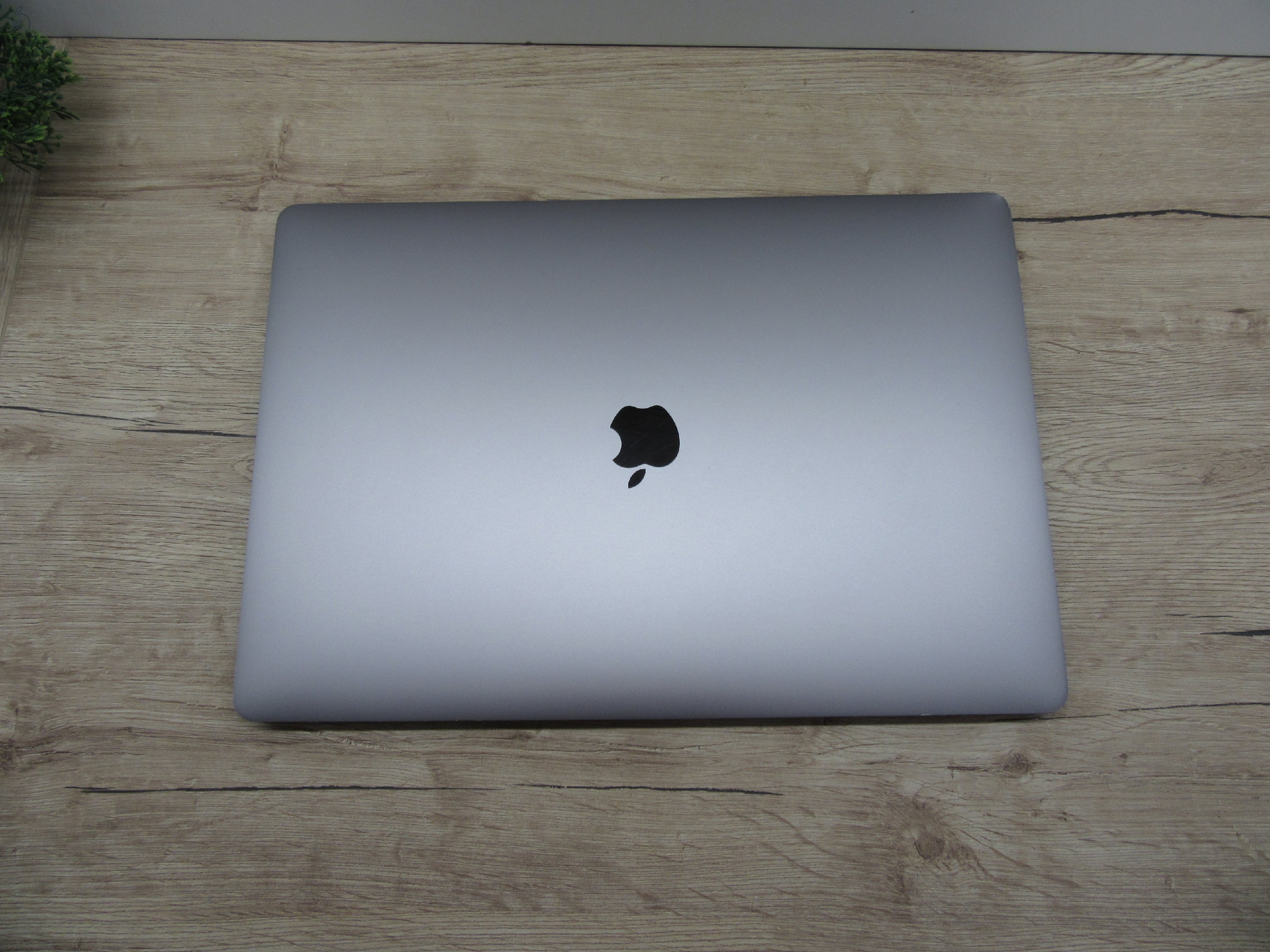 Apple Retina Macbook Pro 16 - 2019 - Használt karcmentes