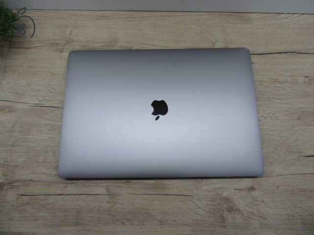 Apple Retina Macbook Pro 16 - 2019 - Használt karcmentes