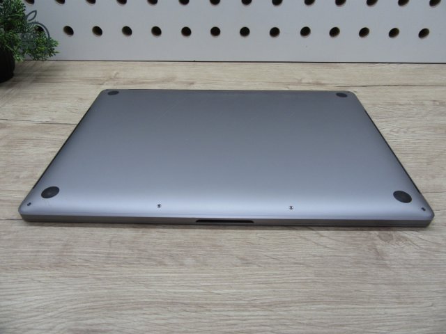 Apple Retina Macbook Pro 16 - 2019 - Használt karcmentes