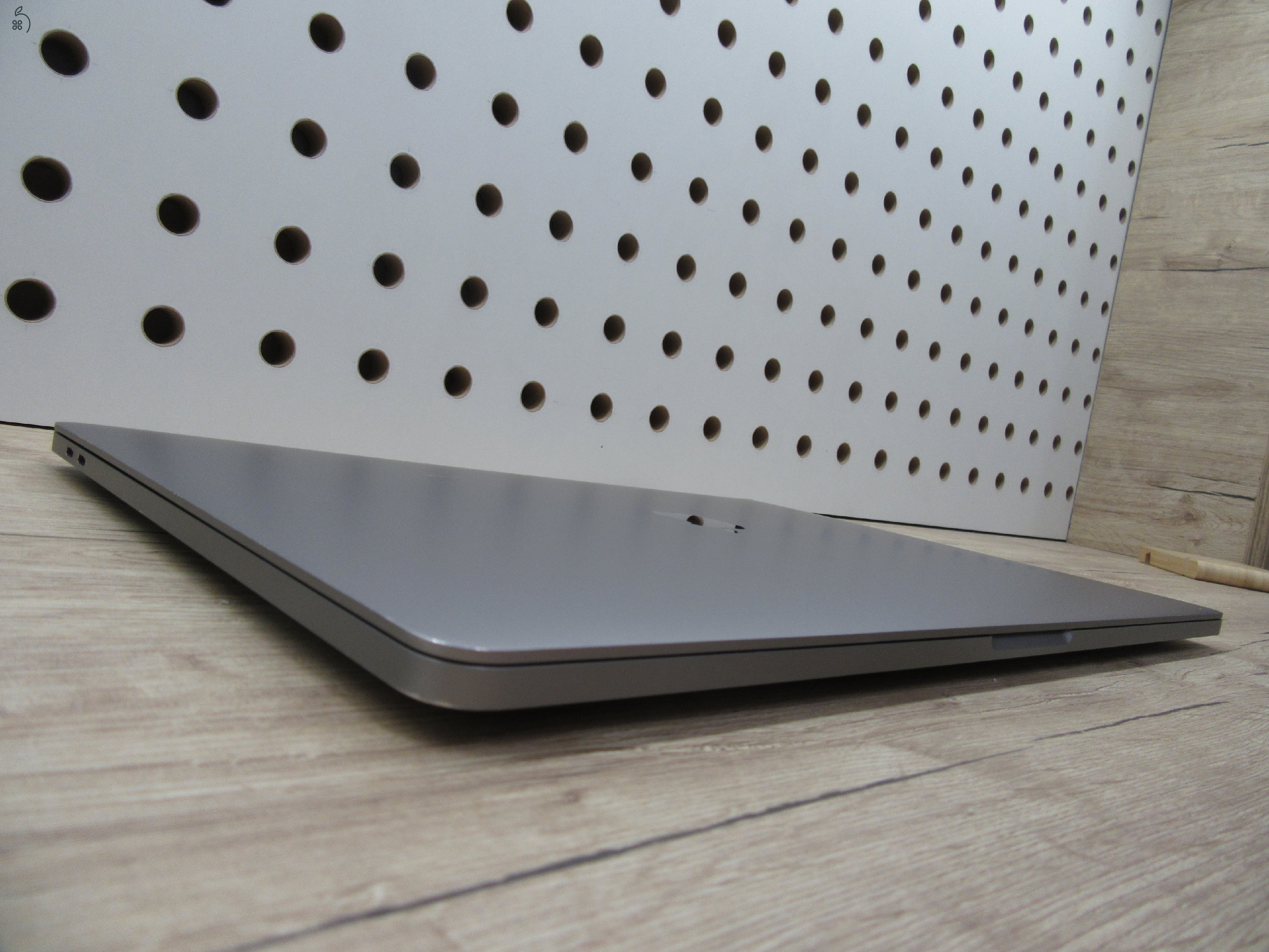 Apple Retina Macbook Pro 16 - 2019 - Használt karcmentes