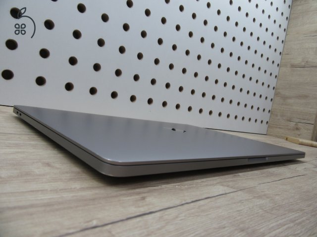 Apple Retina Macbook Pro 16 - 2019 - Használt karcmentes