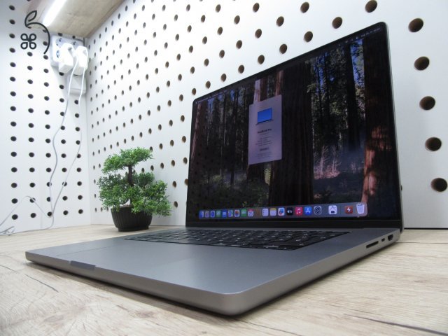 Apple Macbook 16 M1 Pro - 2021 - Használt, szép állapot