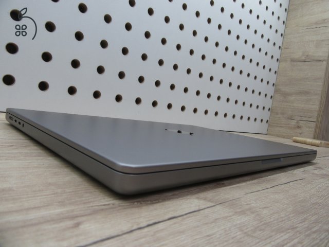Apple Macbook 16 M1 Pro - 2021 - Használt, szép állapot