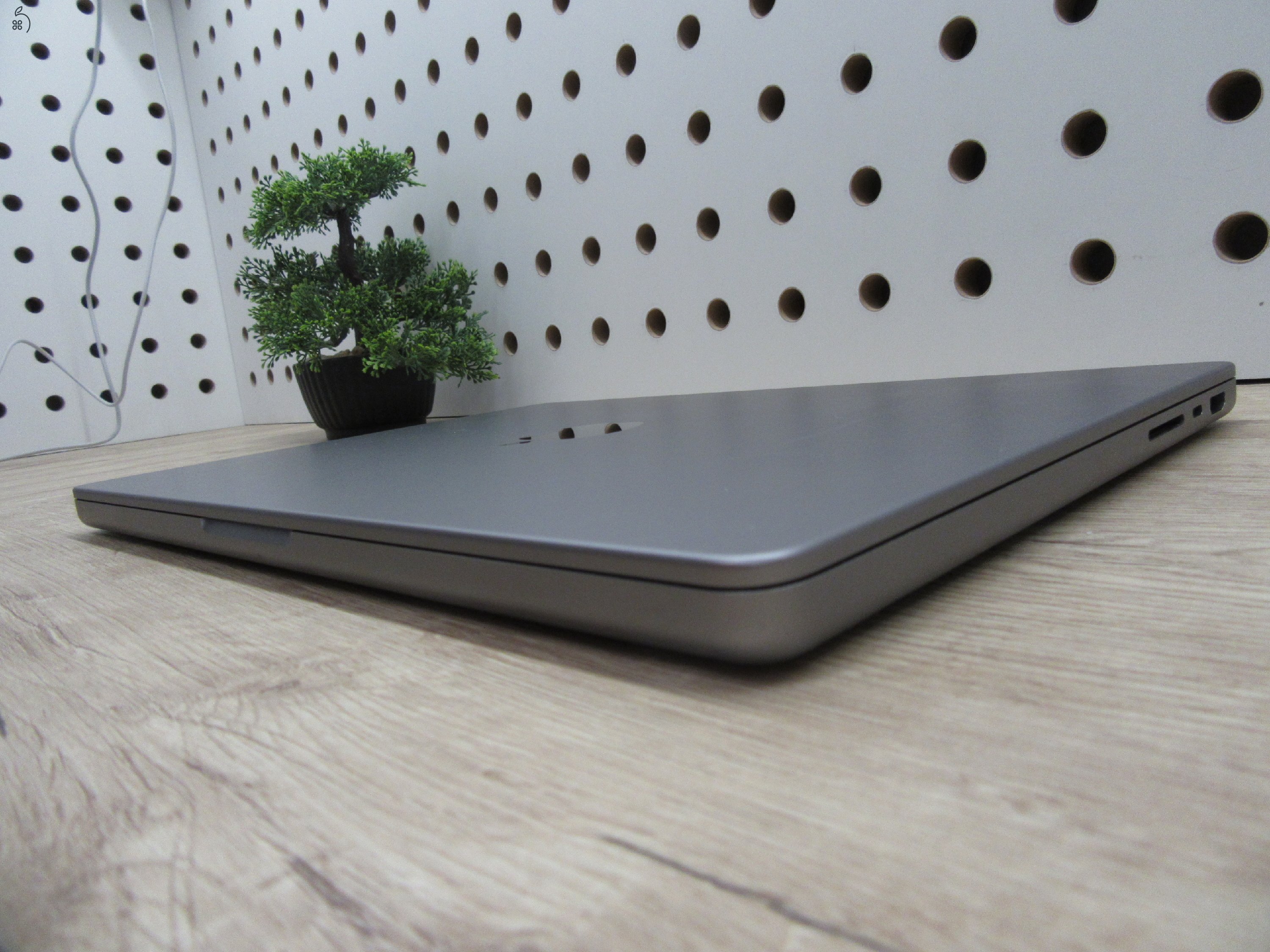 Apple Macbook 14 M1 Pro - 2021 - Használt, karcmentes