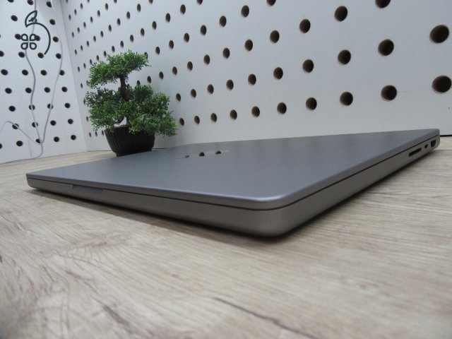 Apple Macbook 14 M1 Pro - 2021 - Használt, karcmentes