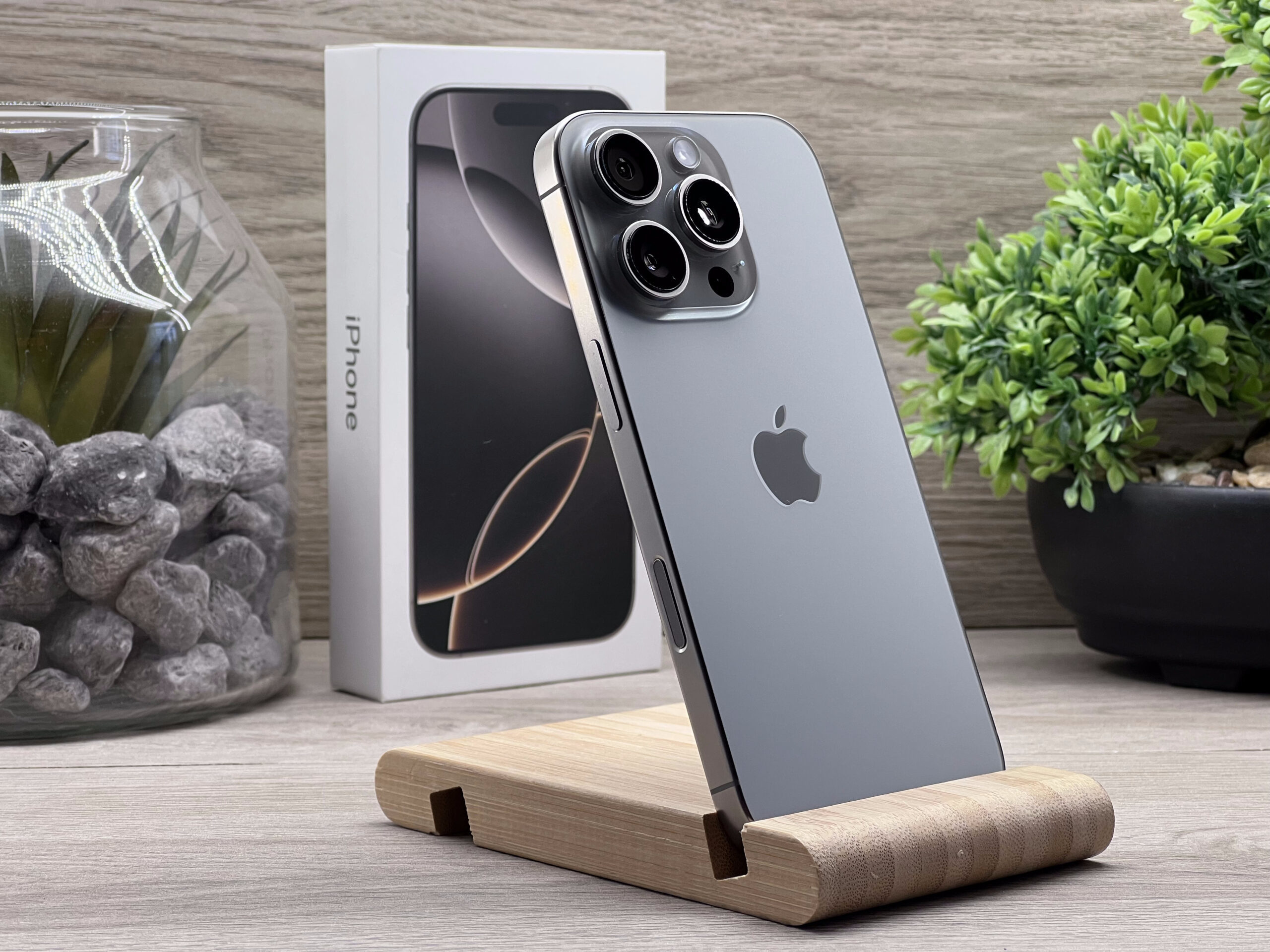 iPhone 16 Pro Natural Titanium 128GB 2 ÉV Garanciával Számlával 98% Aki