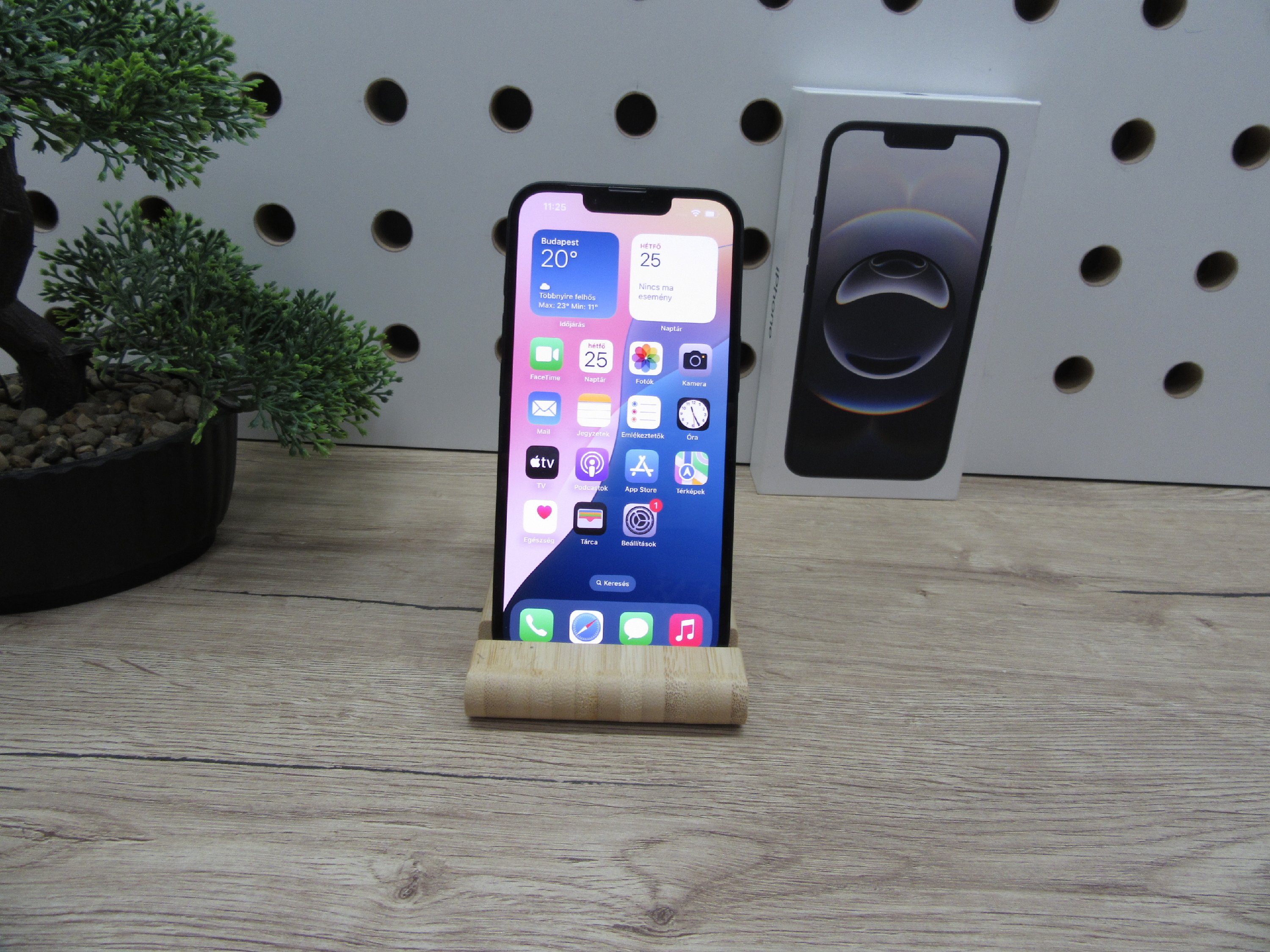 Apple iPhone 16e – Újszerű állapot, erős akku – 128 GB – Használt, karcmentes – Gyári garanciával