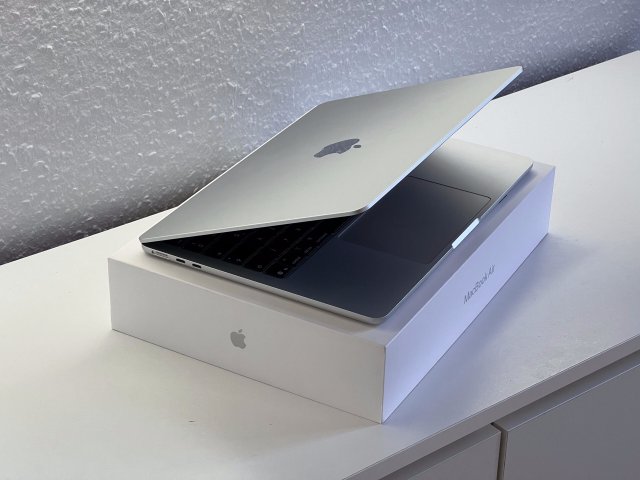 Hibátlan MacBook Air 2025 13″ M4 256GB 2 ÉV Garanciával Számlával 100% Aksi
