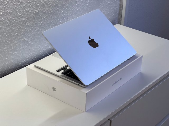 Hibátlan MacBook Air 2025 13″ M4 256GB 2 ÉV Garanciával Számlával 100% Aksi