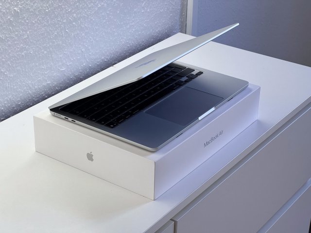 Hibátlan MacBook Air 2025 13″ M4 256GB 2 ÉV Garanciával Számlával 100% Aksi