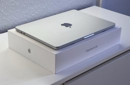 Hibátlan MacBook Air 2025 13″ M4 256GB 2 ÉV Garanciával Számlával 100% Aksi