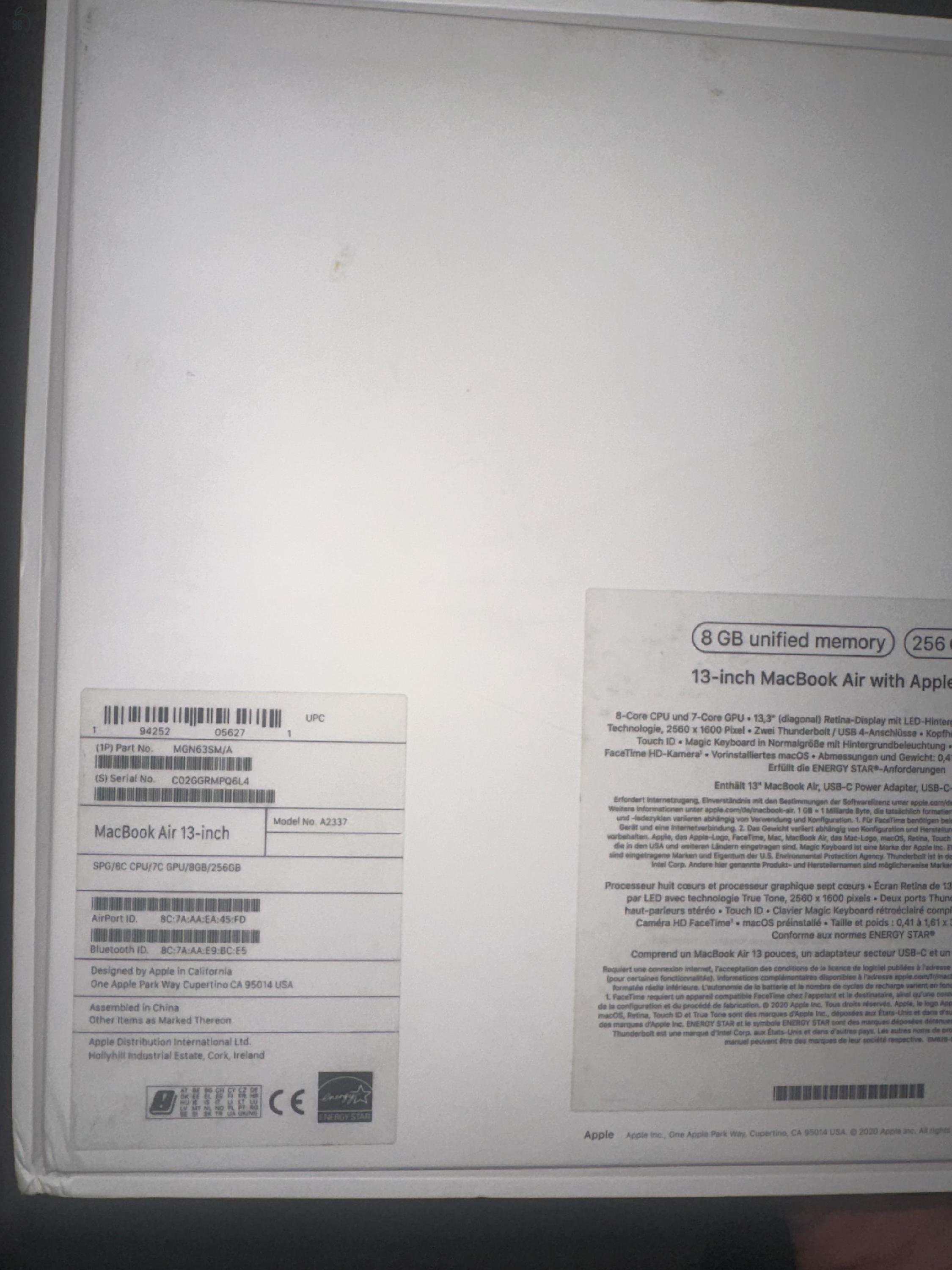 Eladó 13-inch MacBook Air with Apple M1 chip.