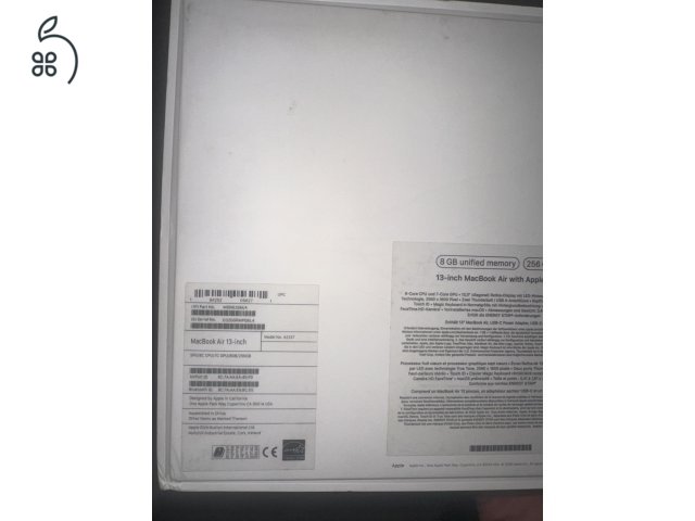 Eladó 13-inch MacBook Air with Apple M1 chip.