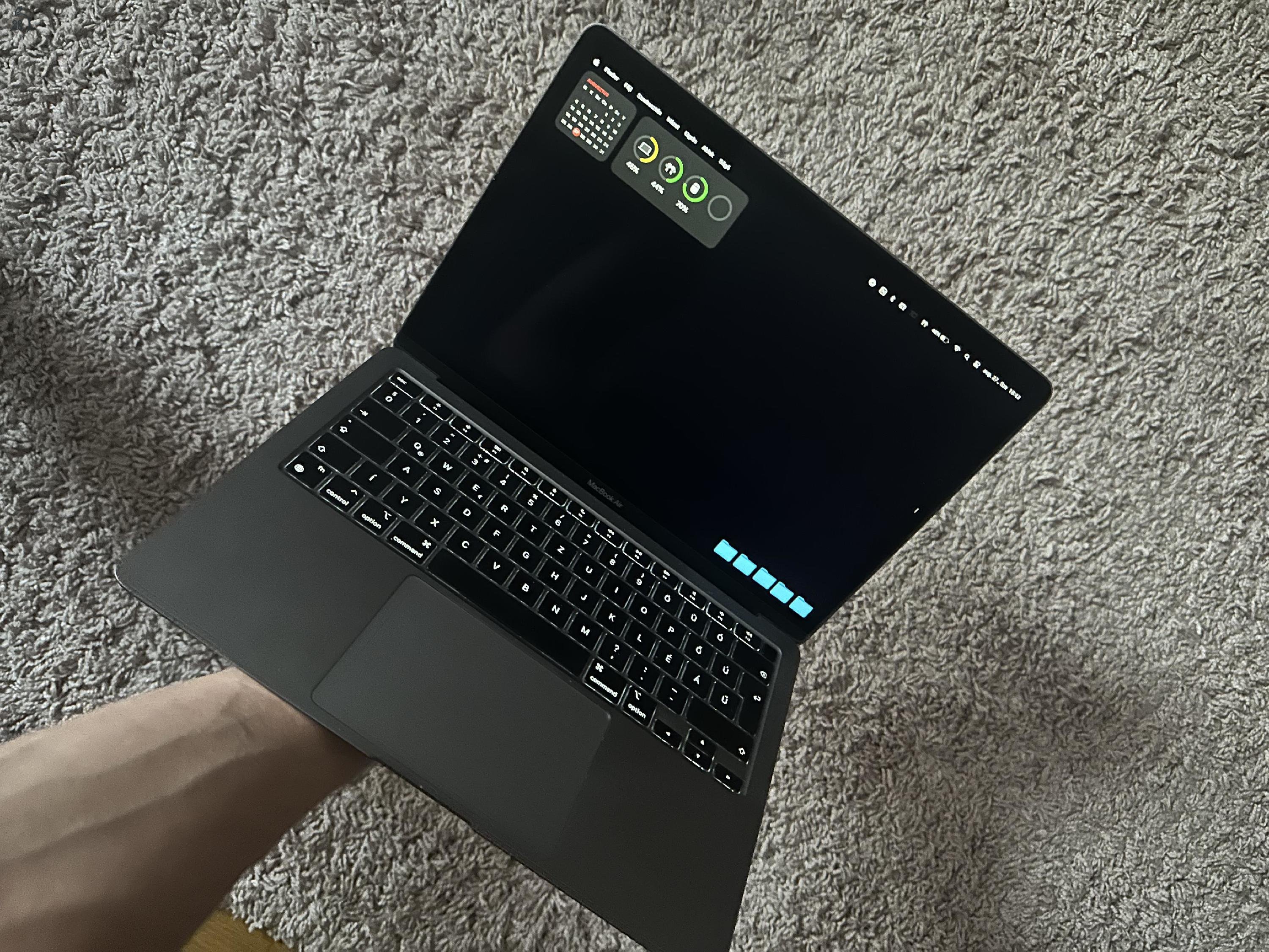 Eladó 13-inch MacBook Air with Apple M1 chip.