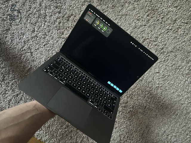 Eladó 13-inch MacBook Air with Apple M1 chip.