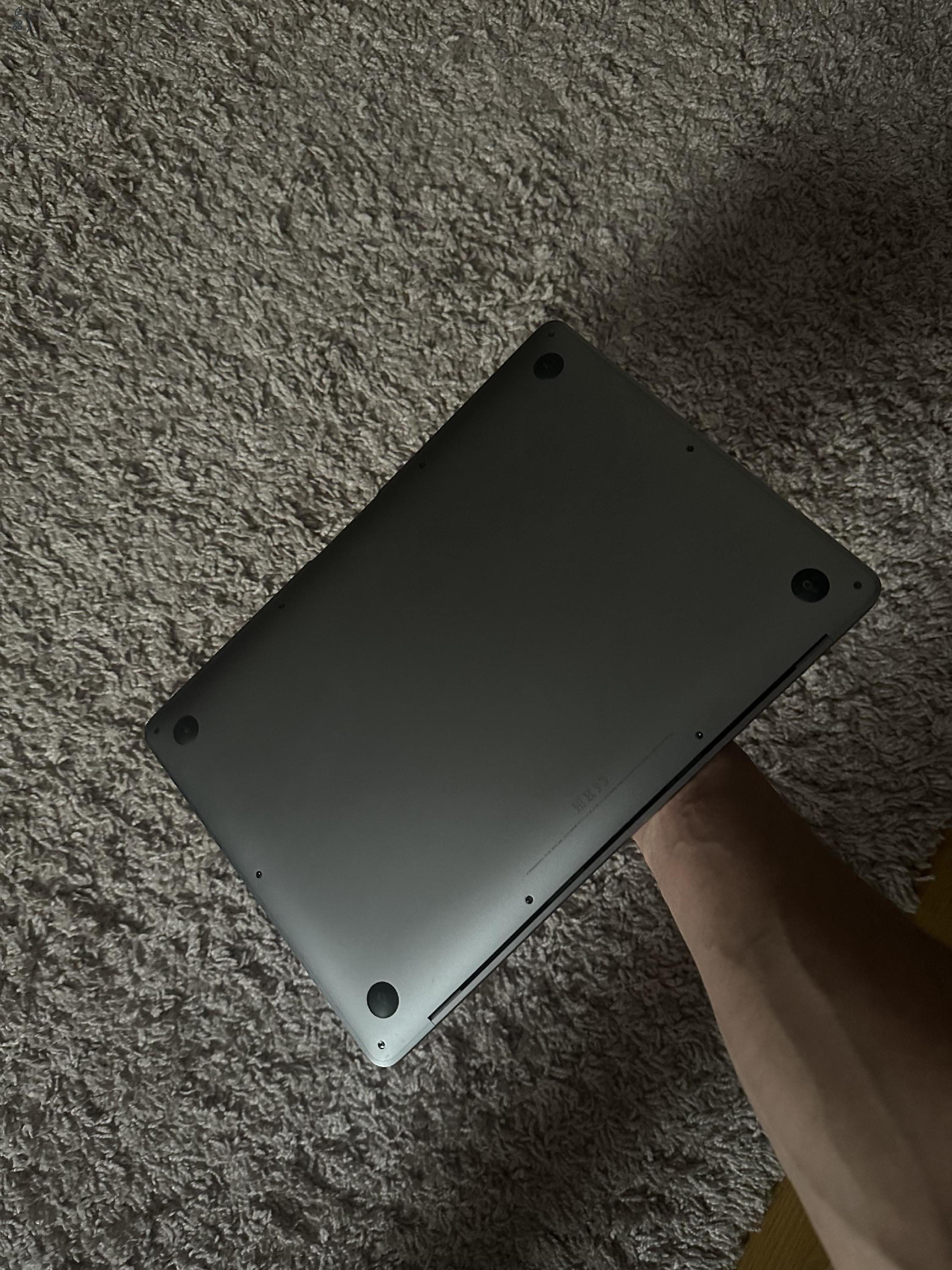 Eladó 13-inch MacBook Air with Apple M1 chip.