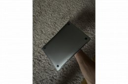 Eladó 13-inch MacBook Air with Apple M1 chip.