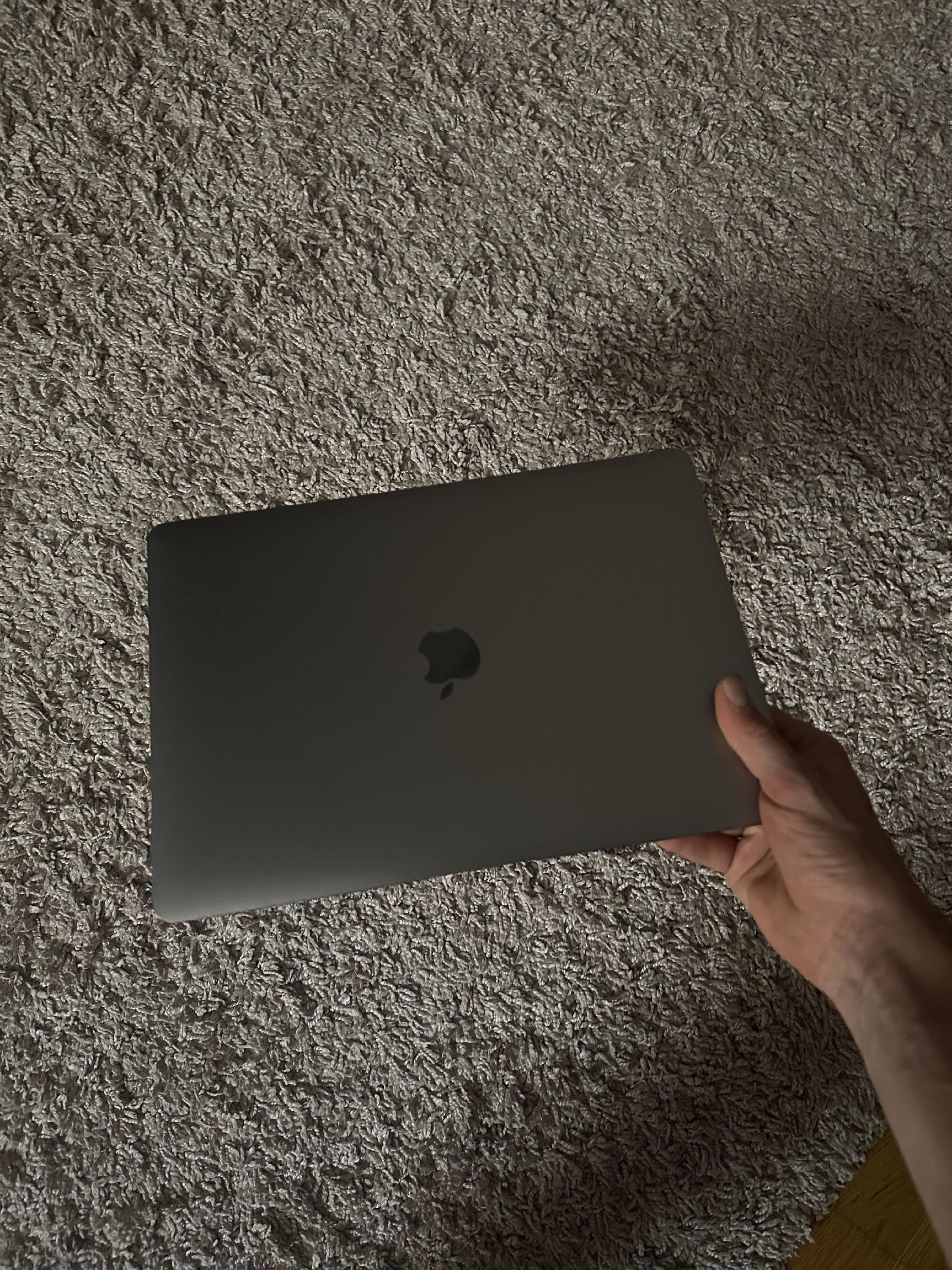 Eladó 13-inch MacBook Air with Apple M1 chip.