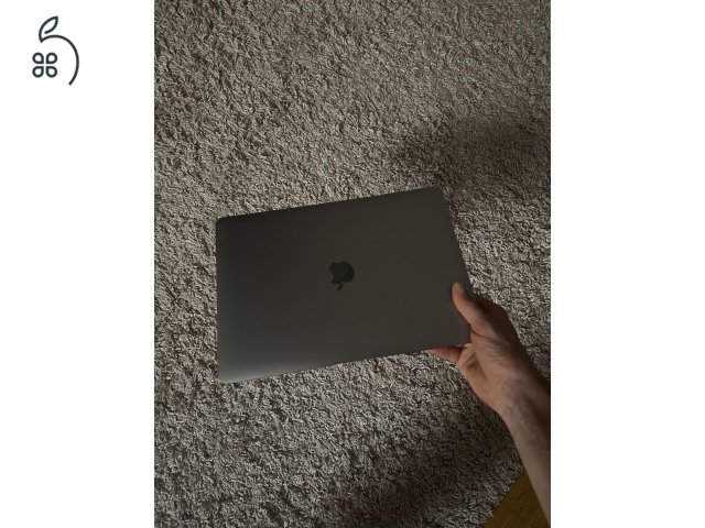 Eladó 13-inch MacBook Air with Apple M1 chip.