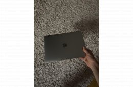 Eladó 13-inch MacBook Air with Apple M1 chip.