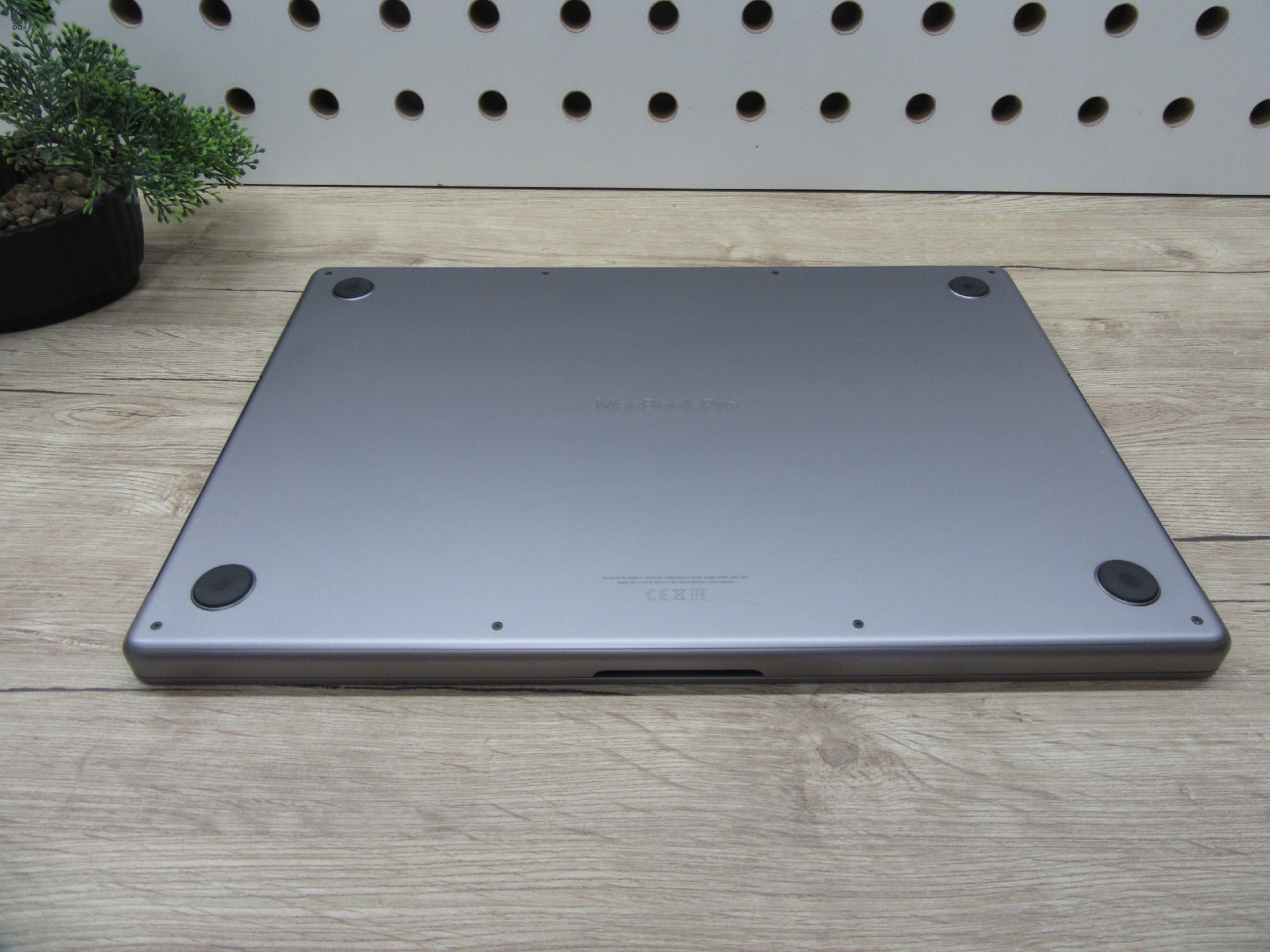Apple MacBook Pro 16” M1 Pro – Profi teljesítmény és lenyűgöző kijelző – 32 GB RAM / 512 GB SSD – Használt, karcmentes – 3 hónap garanciával