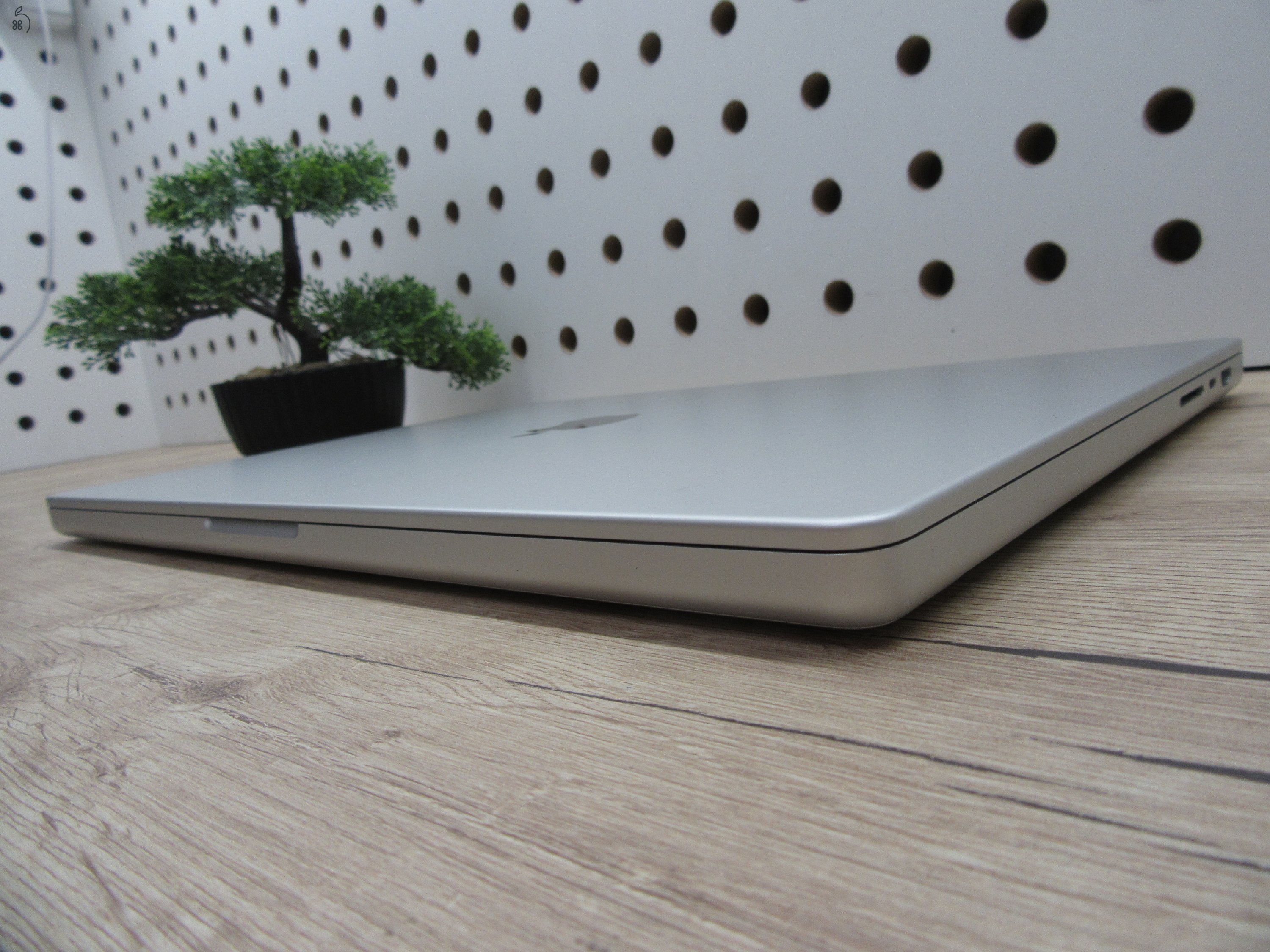 Apple MacBook Pro 16” M1 Pro – Elegáns erőgép, profi kijelzővel – 16 GB RAM / 512 GB SSD – Használt, szép állapot – 3 hónap garanciával