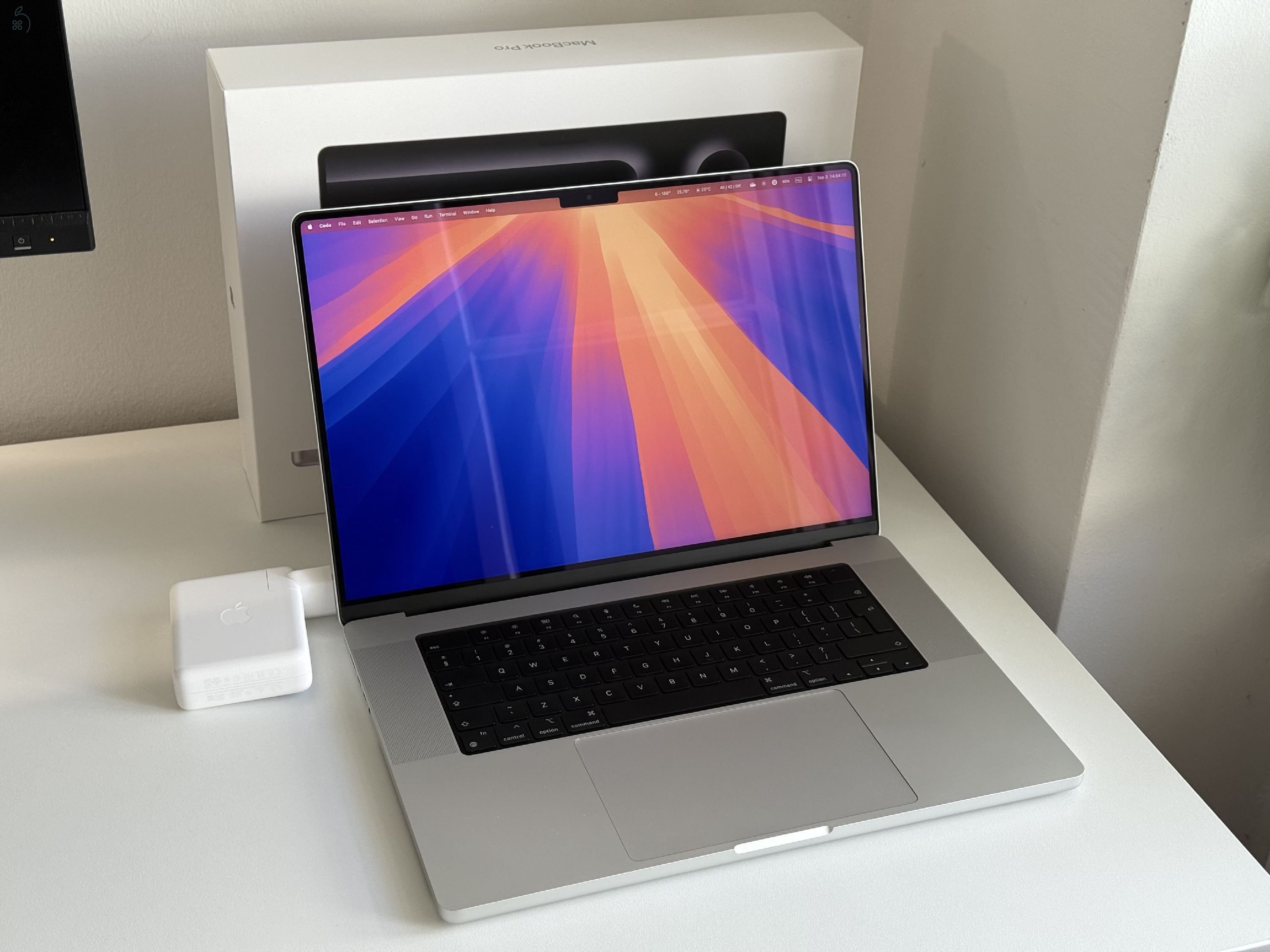 MacBook Pro 16 - M4 Pro - 4 TB SSD / 48 GB - 2025 - újszerű