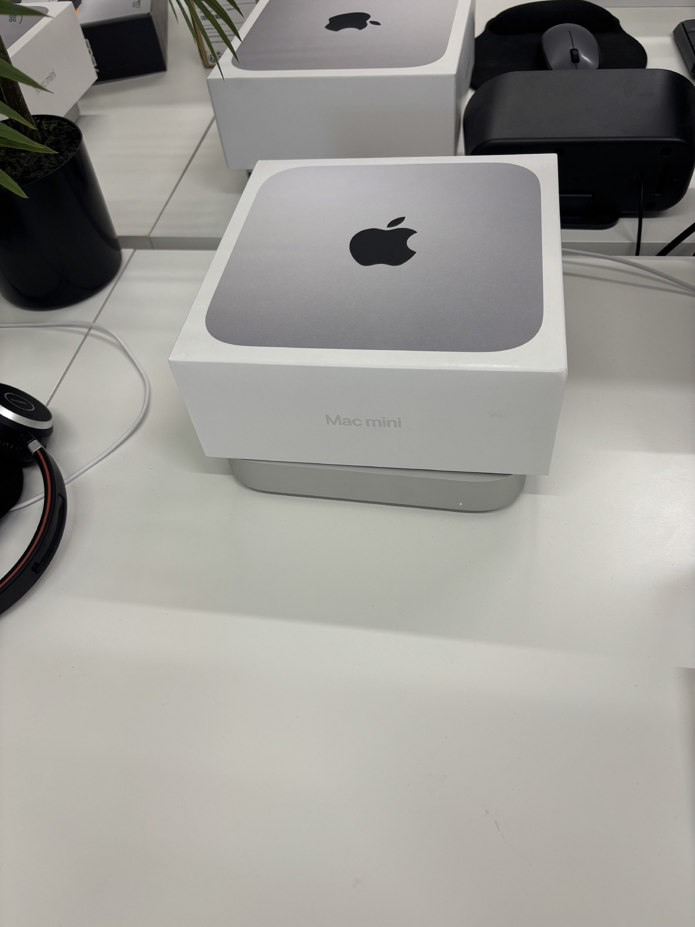 Mac minik,billentyűzetek, egerek, monitorok