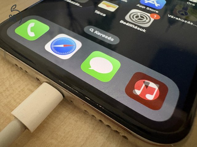 Rendkívül megkímélt iPhone XS 64GB gyári független, cserélt akkuval