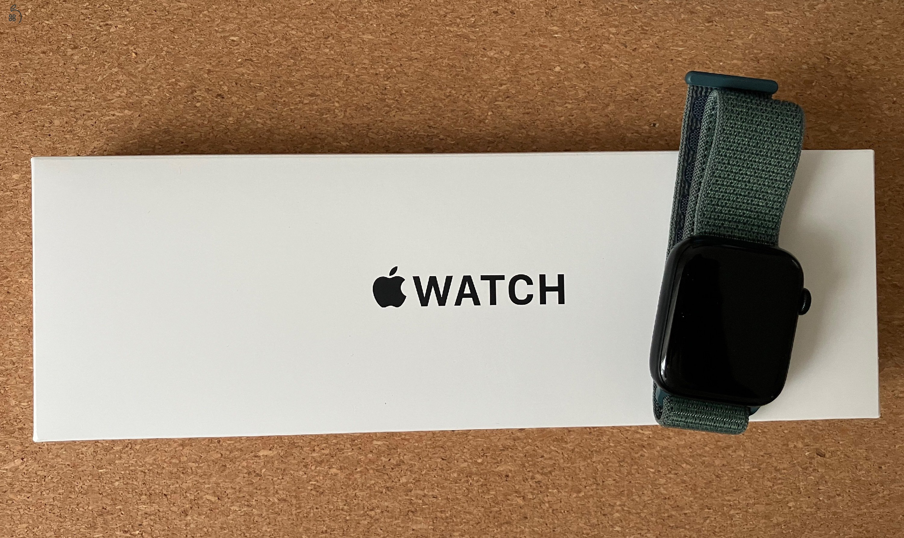 Apple Watch SE GPS + Cellular, 44 mm-es éjfekete alumíniumtok, tózöld sportpánt
