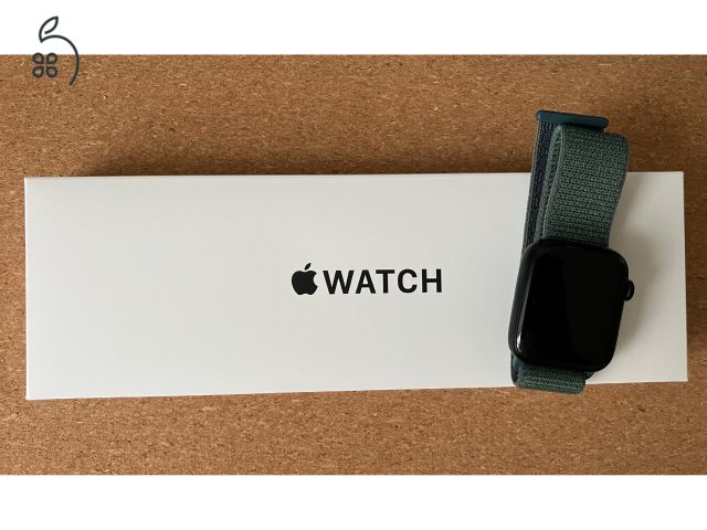 Apple Watch SE GPS + Cellular, 44 mm-es éjfekete alumíniumtok, tózöld sportpánt