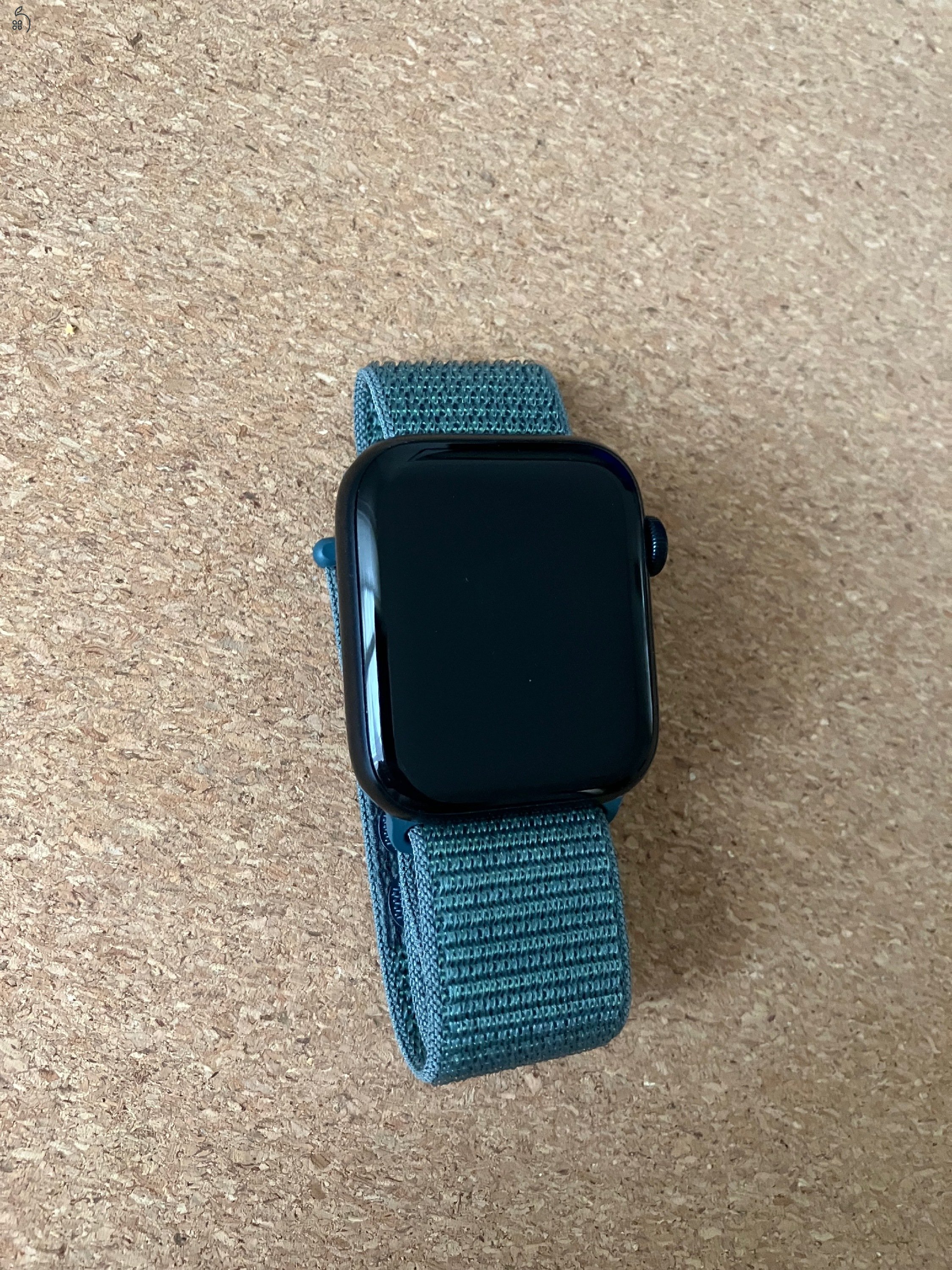 Apple Watch SE GPS + Cellular, 44 mm-es éjfekete alumíniumtok, tózöld sportpánt