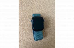 Apple Watch SE GPS + Cellular, 44 mm-es éjfekete alumíniumtok, tózöld sportpánt