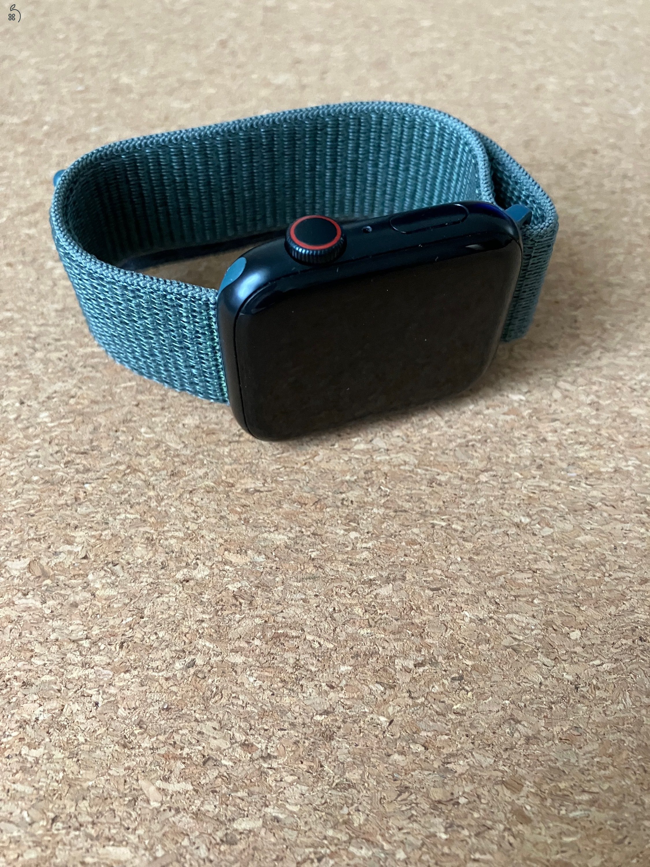 Apple Watch SE GPS + Cellular, 44 mm-es éjfekete alumíniumtok, tózöld sportpánt