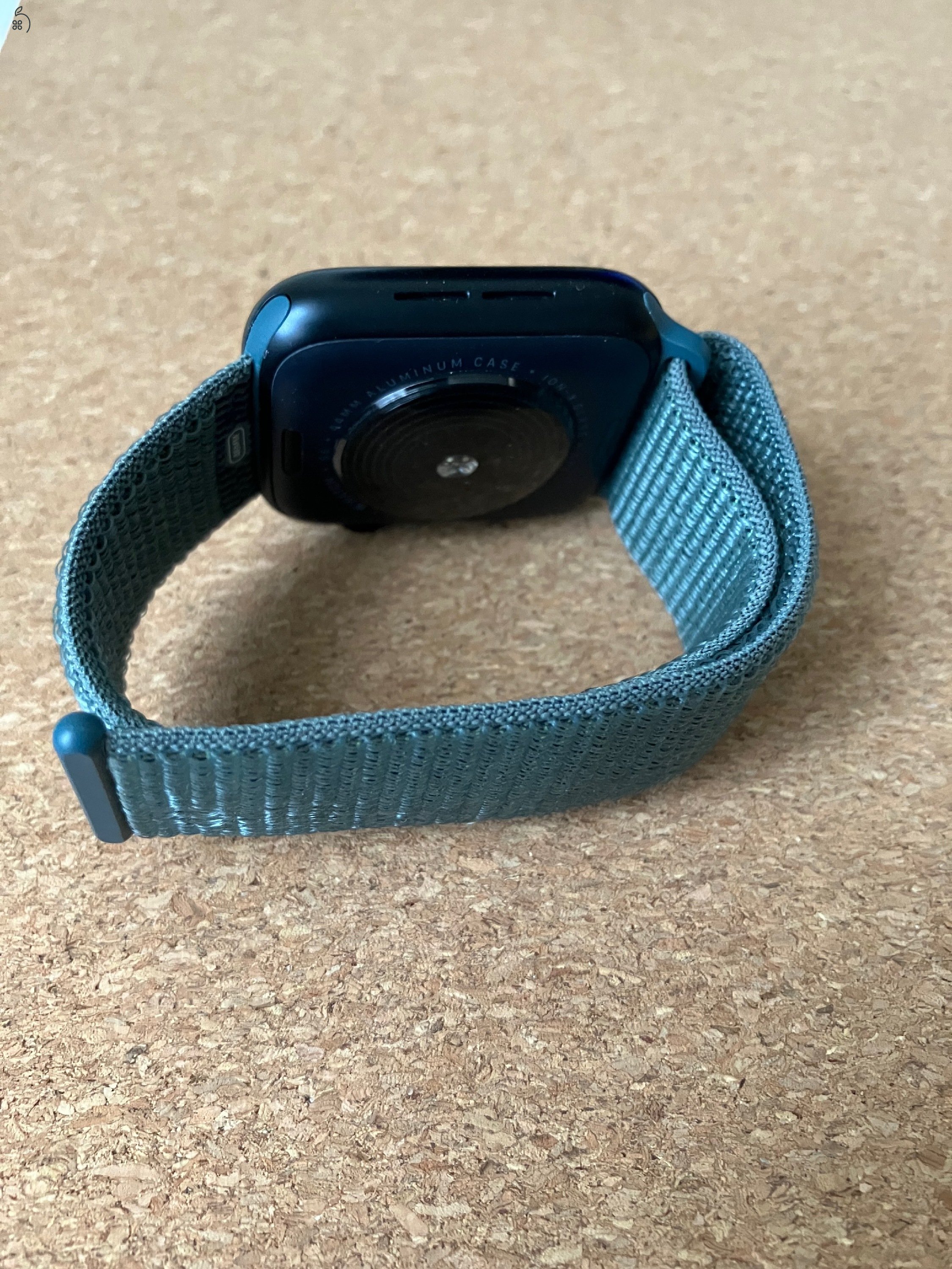 Apple Watch SE GPS + Cellular, 44 mm-es éjfekete alumíniumtok, tózöld sportpánt