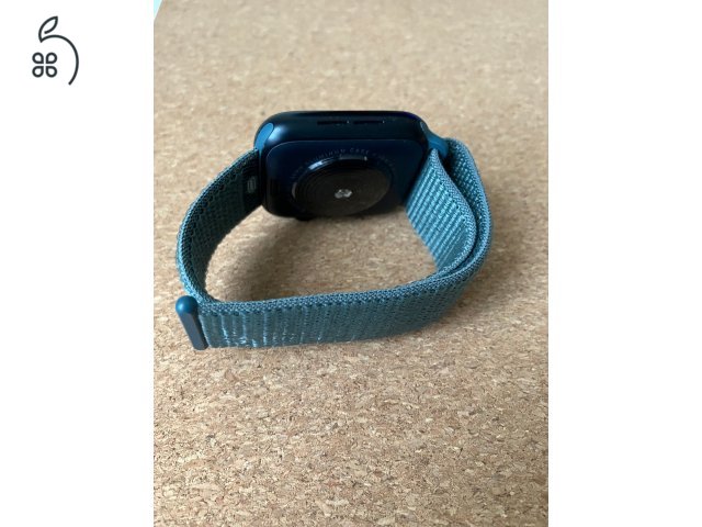 Apple Watch SE GPS + Cellular, 44 mm-es éjfekete alumíniumtok, tózöld sportpánt
