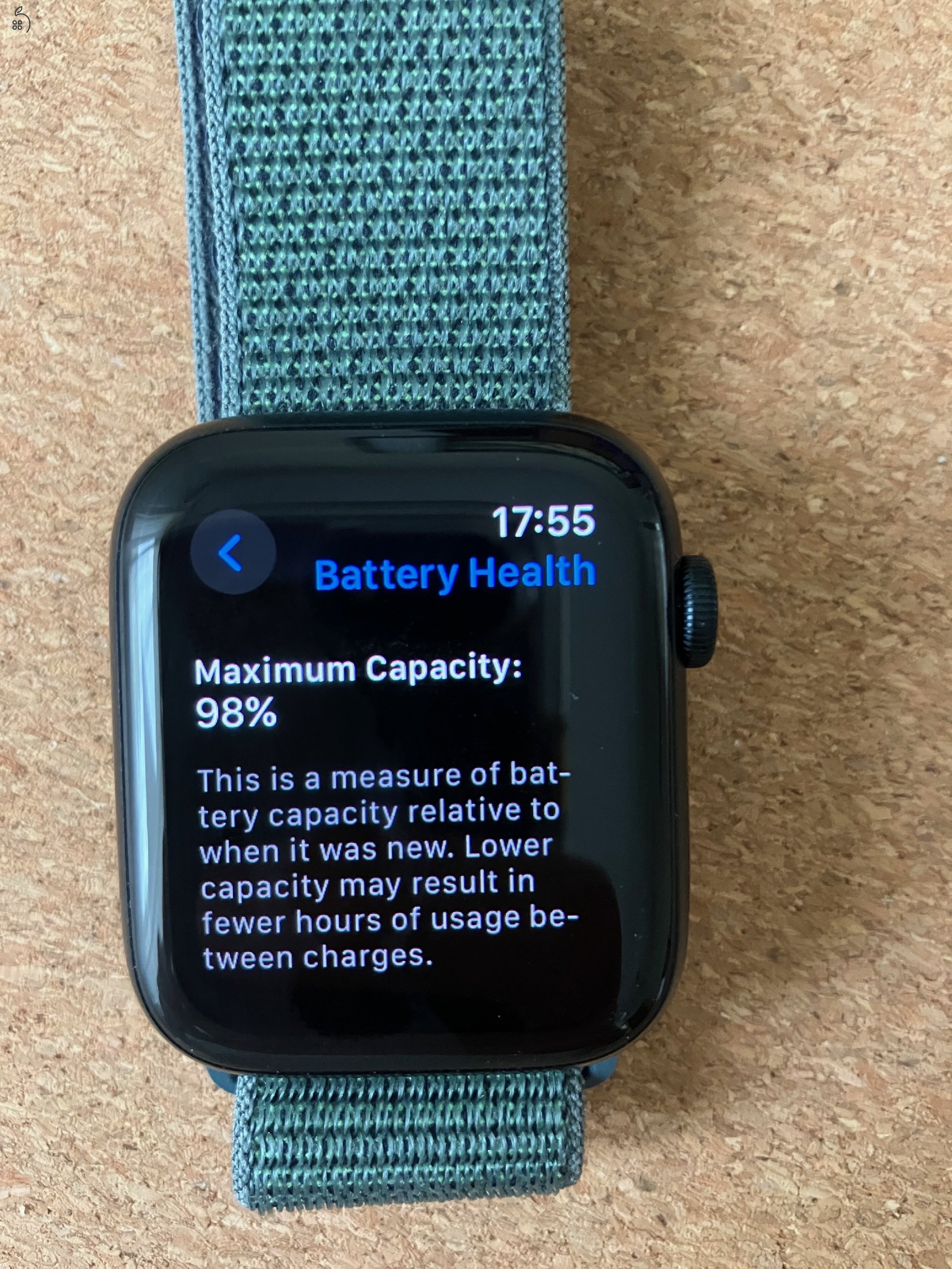 Apple Watch SE GPS + Cellular, 44 mm-es éjfekete alumíniumtok, tózöld sportpánt