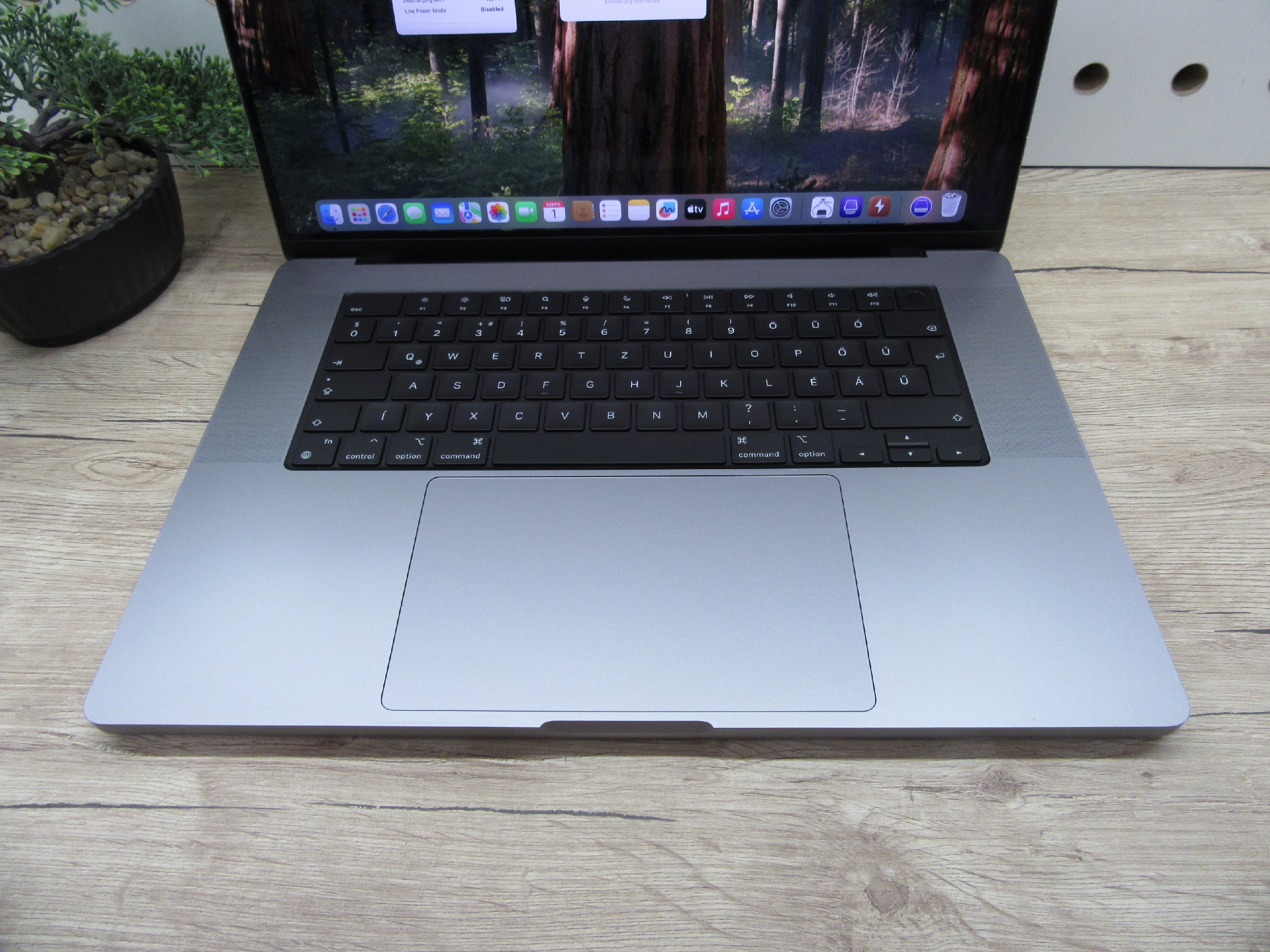 Apple MacBook Pro 16” M1 Pro – Nagykijelzős erő, profi teljesítmény – 32 GB RAM / 1 TB SSD – Használt, megkímélt – 3 hónap garanciával